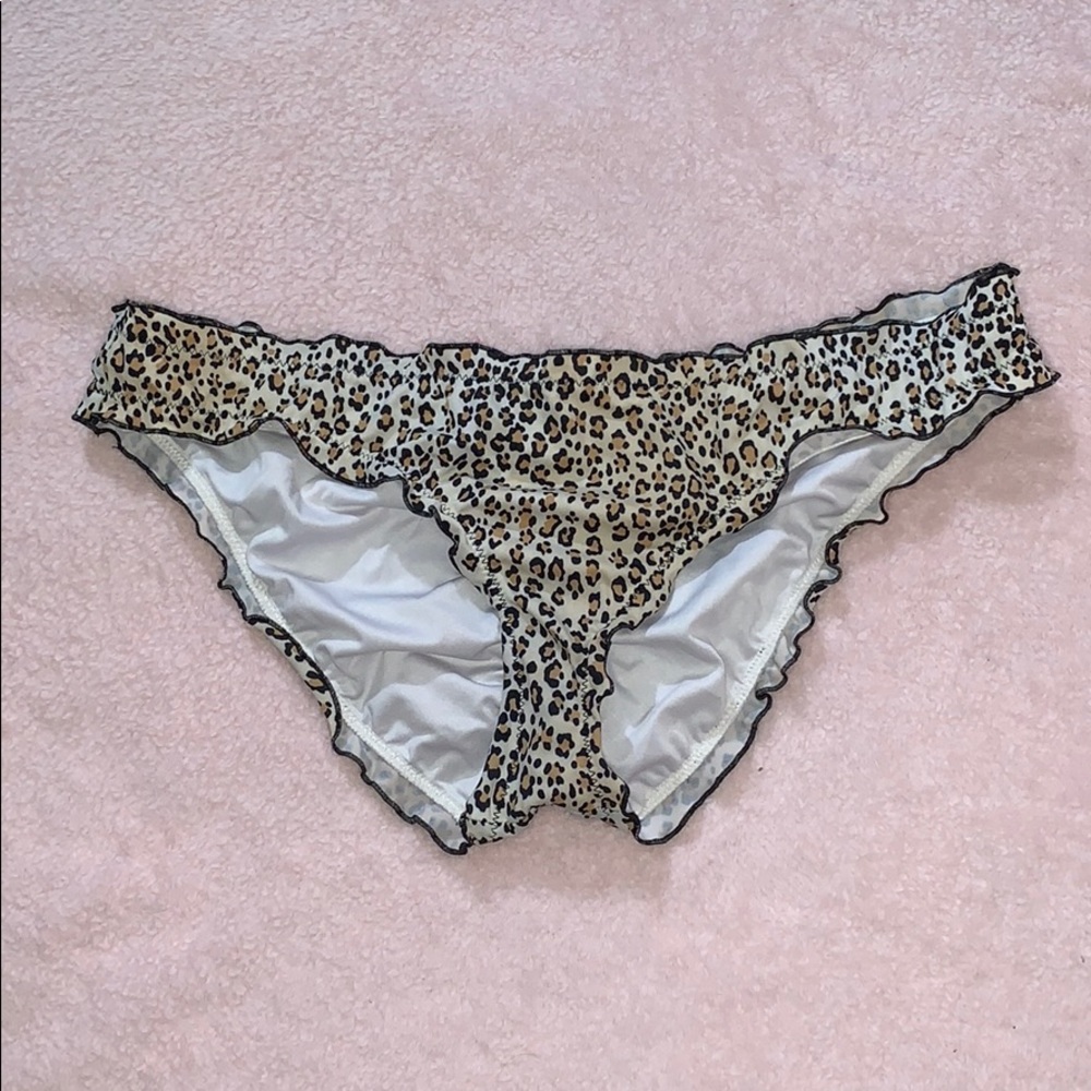 Ruffle cheeky bathing bottoms